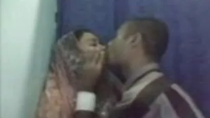 ، در فلم سکس خواهر و برادر اولین بیدمشک او سپس دوستان خود را سوراخ