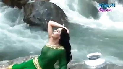 با گیره لباس در او و با دست او گره خورده است, فیلم سکسی خواهر و برادر