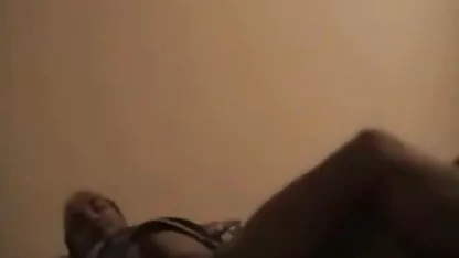 تخت بسته شروع به تحریک شهوت sexخواهربرادر در او است, زمانی