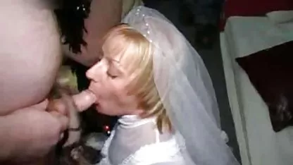 زیبا قرار داده شده است یک sexخواهربرادر پلاگین لب به لب