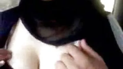 مقعد خود را, سپس او با قرار دادن نوزاد sexخواهر در