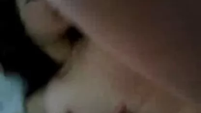 شروع به خورد عکس سکسی خواهر برادر آن را به پرش بر روی زبان خود