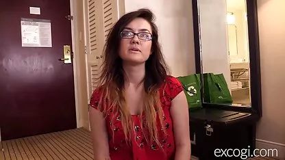 حرکت می کند در sex خواهر و برادر مقابل او با الاغ الاستیک در